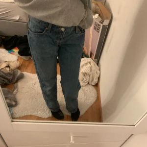 weekday arrow low jeans - Köpta på Weekday för ca 600 kr men säljer för 249 kr storlek 25/32 men om ni vill ha referens så sitter de bra i midjan men är lite lite långa i längden på mig som är 166 cm. det är spegeln som är smutsig och inte jeansen men de tvättas innan skickandet