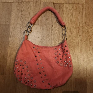 Fin väska - Fint skick lite smutsig på axelremmen men går säkert tvätta i tvättmaskin eftersom väskan är i tyg. 