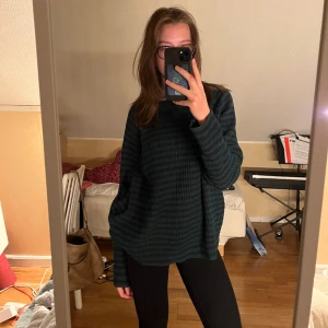 Randig stickad tröja  - Jättemysig och varm stickad tröja med grön-svarta ränder. Perfekt för det kalla vädret och är inte alls i sånt material som sticker och kliar. Jag har normalt sätt storlek S, skulle säga att denna är en liten storlek M🥰