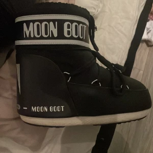 Moon boots - Använd Max 5 gånger dom passar upp till folk som har mellan 36-39