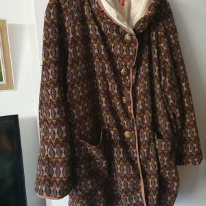 Vintage dam jacka/kofta - Vintage dam jacka med vackert mönsrerad och 2 fickor samt guldiga knsppar fram.