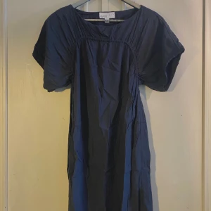 Svart klänning - Svart klänning i storlek 34, men skulle säga att den passar XS-S beroende på hur en vill att den ska sitta. Så fin och i bra skick men säljer för att den tyvärr inte kommer till användning. Hör gärna av dig om du har några frågor! 