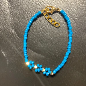 Armband - Blått armband med  guld detaljer🤍 