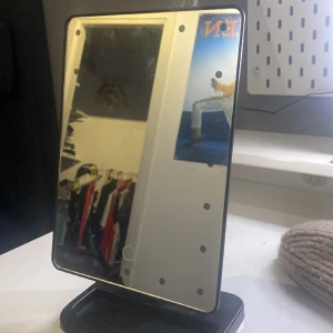 Smink spegel  - Säljer min gamla sminkspegel har inga bilder med ljusen på då har inga batterier men man kan sminka säg med den skick 8/10 säljer billigt för vill bli av med den💗 3dje bilden är för att se hur stor den är💗