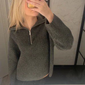 Stickad tröja - Säljer nu denna jättefina stickade tröjan med dragkedja som jag köpt för ett tag sen men tyvärr aldirg kommit till användning💓 Perfekt skick då den är oanvänd💓 Skönt stickat material utan inte obekvämt💞Sitter jättefint på💞 Tryck gärna på köp nu