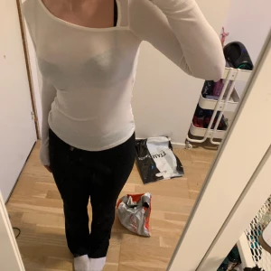 vit långärmad tröja  - den är lite genomskinlig men sitter fint! 