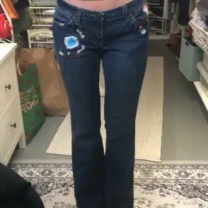 Unika och snygga jeans som tyvärr är för stora för mig. Lågmidjade och perfekt i längden för mig som är 170 cm. 👖🫶🏻
