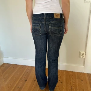 Lågmidjade jeans  - Snygga vintage jeans!💕  Midjemått( rätt över): 37cm Inerbenslängd: 74cm Lårmått ( rätt över):24cm    Köp gärna via ”KÖP NU”💖 Skriv ifall ni har några frågor eller funderingar // perfectjeans🫶