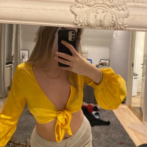 Snygg topp - Supersöt topp från ginatricot i satin material. Endast provad.  🌸