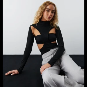 Gina tröja  - Säljer denna unika tröja från Gina tricot som är perfekt till fest eller utgång! Endast använd 1 gång och är i superfint skick! Nypris:120kr🌸