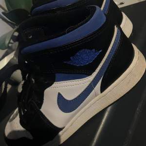 Äkta Nike air Jordans mid i färgen blå. Storlek 5,5.  38,5. Inköpta för 1300:-. De är sparsamt använda. 💙