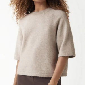 Stickad t-shirt från Other Stories  - Säljer min beiga stickade t-shirt från Other stories för att den är för liten för mig, den är knappt använd och i bra skick😍