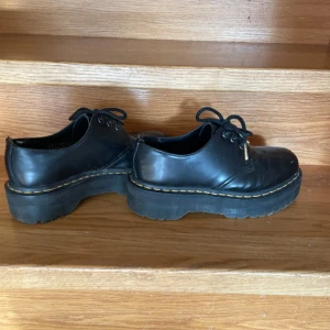 Låga dr Martens platforms  - Köpte dessa skorna för runt 2 år sen. Har inte använt de på ca ett år, men som ni kan se på bilderna är de lite slitna. Köpte dem för 2000kr från dr. Martens sida. 