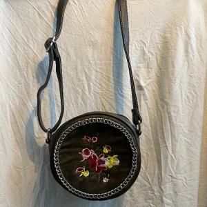 Militärgrön handväska - Oanvänd hanväska, ungefär 20 cm i diameter. 