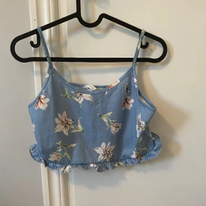 Linne - Blått linne med beigea blommor på och volanger längst ner, regleringsbara axelband🩵💚💛