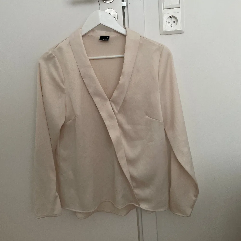 Blus i färgen nude fr gina tricot i storlek 34, fint skick. Blusar.