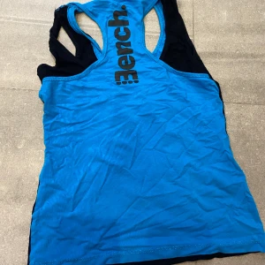 Sportigt vintage 2000s linne - Sport linne som går att använda till träning men även snyggt till vardags om man gillar lite 00s vibe! Fint skick och det står strl L på linnet men skulle säga mer att den passar S<3