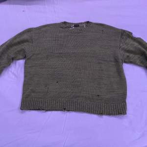 Väldigt snygg stickad tröja från Kapital, några år gammal nu. Inget fel med tygen osv, hålen är gjorda så för designen  Rep