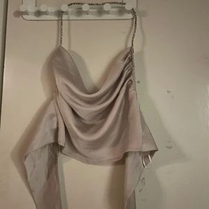 Festtopp  - Aldrig använd, bara legat i lådan så den är fräsch och inga skador på den.  Bara att skriva om fler bilder osv😊