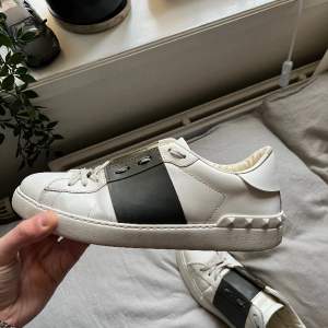 Tjenare, nu har de blivit dags för mig att sälja mina riktigt snygga valentino skor. Har haft dessa i 3 år och de är väldigt sparsamt använda. Modell: Valentino Open Sneaker i färgen Oliv Grön. Dust bag och snören medkommer. Storlek 42-43. 