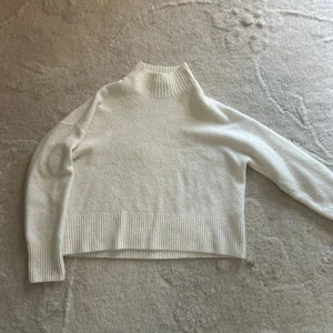 Polotröja  - Stickad polotröja från Other stories. Storlek M