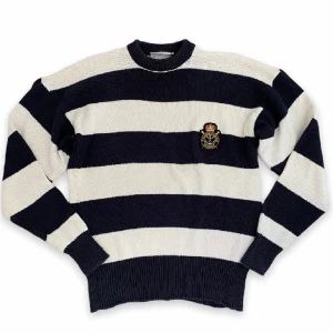 Randig sweatshirt  - Jättesöt randig sweatshirt! 🤍🖤