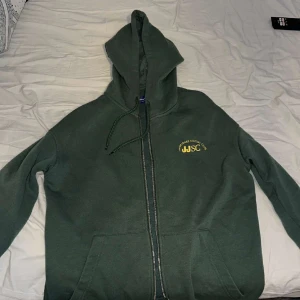 J&J kofta - säljer grön J&J kofta, väldigt bra skick. Använder inte den och vill sälja den.