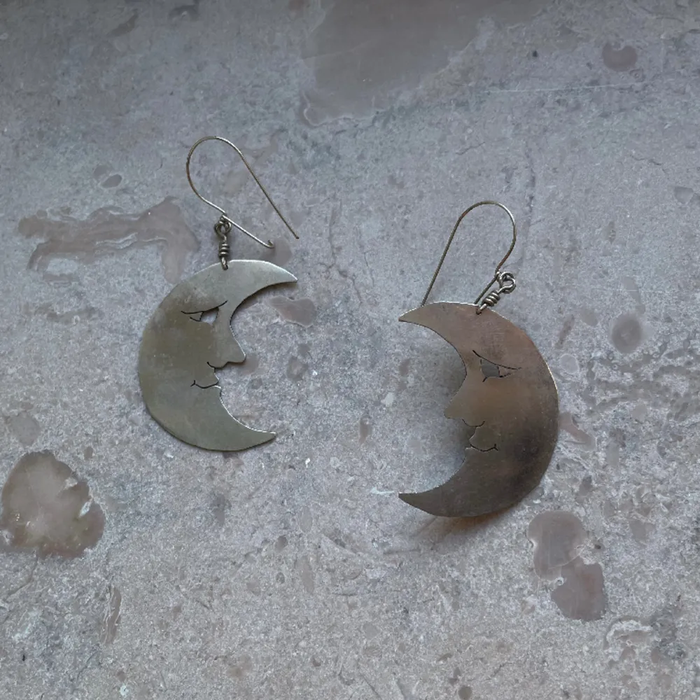 Artisanal Crescent Earrings crafted in Sterling Silver.  Handmade with an Intricate Design.  Very Good Condition.. Accessoarer.