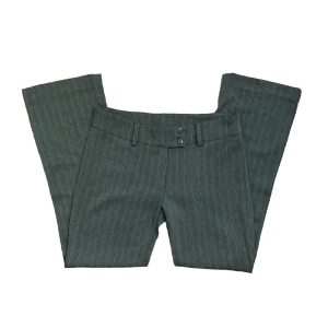 vintage lowrise kostymbyxor  - säljer dessa snygga utsvängda kostymbyxor som jag säljer pga att de inte används. de är i storlek M men även 38-40. midjan är 44cm rakt över och innerbenslängden är 72cm! om du har frågor så är det bara att kontakta mig💞