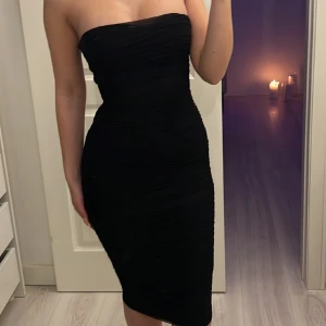 svart meshklänning - använd endast till bild ✨för mer info sök på ”House of CB Sirene Dress”