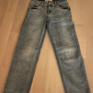 Jeans - Säljer nu dessa feta levis jeansen eftersom att dem legat i garderoben och blivit försmå. Storlek 14 år. Nästan aldrig använda.  Nypris: 600kr