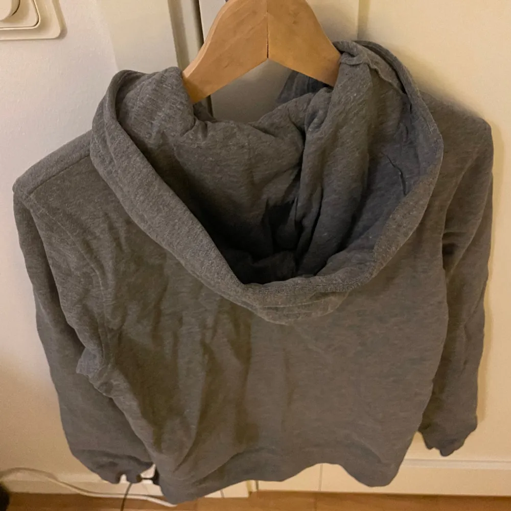 Abercrombie zip tröja i grå färg. Köpt på kidsbrandstore för länge sen. Använd men inga finns inga skador eller hål. Säljer för att tröjan ej används längre  Kolla min profil för bra deal på två st för 300( en grå och en blå). Hoodies.