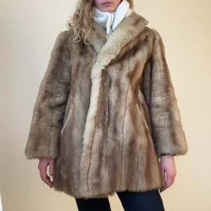 Pälsjacka - Superfin pälsjacka, från second hand. Jag tror att den är i päls då den känns rätt, är för varm för att vara faux och har satin inuti. Men jag har inte hittat nån lapp, därav det billiga priset!  Som med äldre kläder är storleken 40 men sitter mer som m