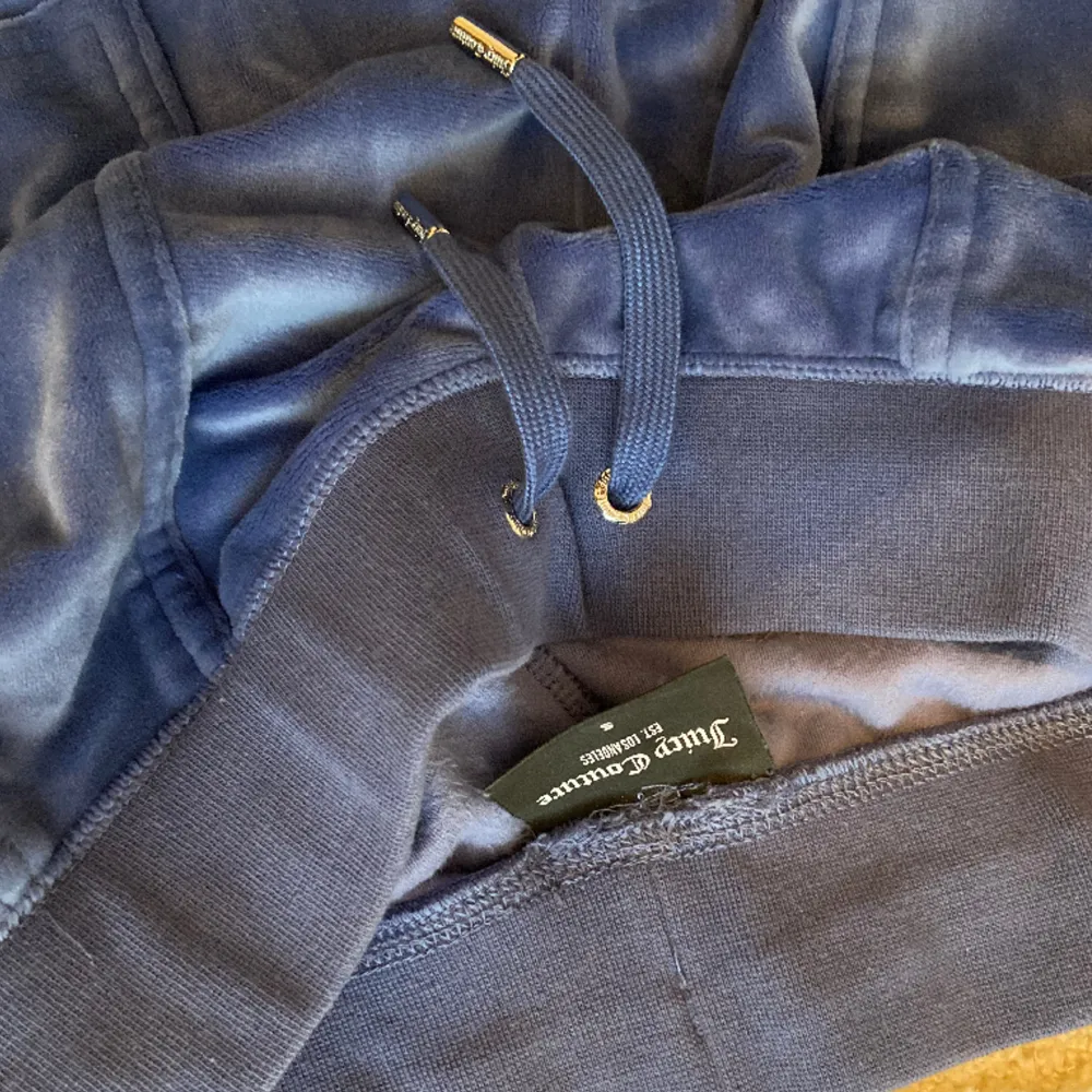 Juicy couture byxor i färgen grey/blue. Är som nya, nypris är 1099 men säljer för 500. Jeans & Byxor.