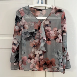 Fin blus från - aldrig använd  - Fin blus från STOCKHOLM (MQ) med fint blommigt mönster i rosa, brunt och grå-grönt 