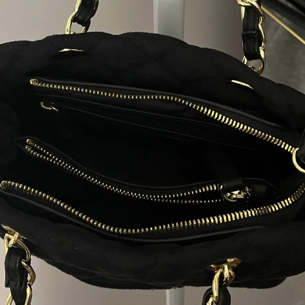 Säljer en liten gullig handväska från valentino äkta i svart och guld. Oanvänd. Övrigt.