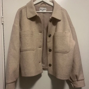 Nakd jacka - Kort kappa i ullblandning från nakd 💗 bara använd några gånger så den är nästan nyskick 