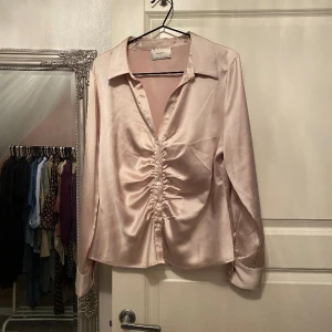 Satinblus Neo Noir - Säljer en satinblus från Neo Noir i bra skick! Köparen står för frakt! Skriv om du har några frågor 🥰