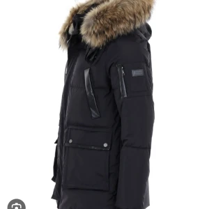 CEDRICO JACKA - Om någon skulle vara intresserad av den här unika jackan så skulle jag kunna sälja billigt. Kostade 8300 när jag köpte den för 3 år. Använd nästan en hel vinter men tagit hand om den väll. Skickar bilder om någon är intresserad. Storlek xl passar till L