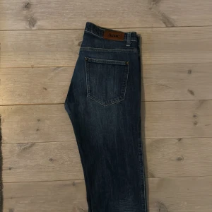 Acne Jeans 32x32 - Perfekt skick, säljes pga att de är lite för små för mig