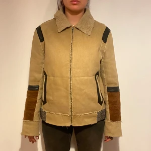 JACKA  - Jag säljer min fina varma jacka från Zara. Den är från många år tillbaka! Passar till höst/vinter och tidig vår 💕  Storlek S/M 