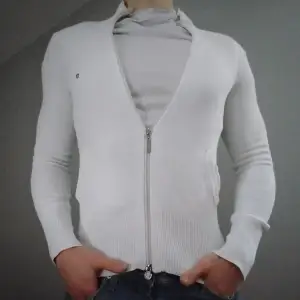 Snygg vit full zip från Gant helt utan defekter, perfekt till vintern❄️ Han på bilden är 176 cm, skicka gärna prisförslag!