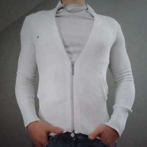 Snygg vit full zip från Gant helt utan defekter, perfekt till vintern❄️ Han på bilden är 176 cm, skicka gärna prisförslag!