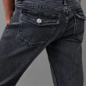 Snygga jeans - Snygga sköna jeans, en liten fläck på innanlåret annars hela och rena.