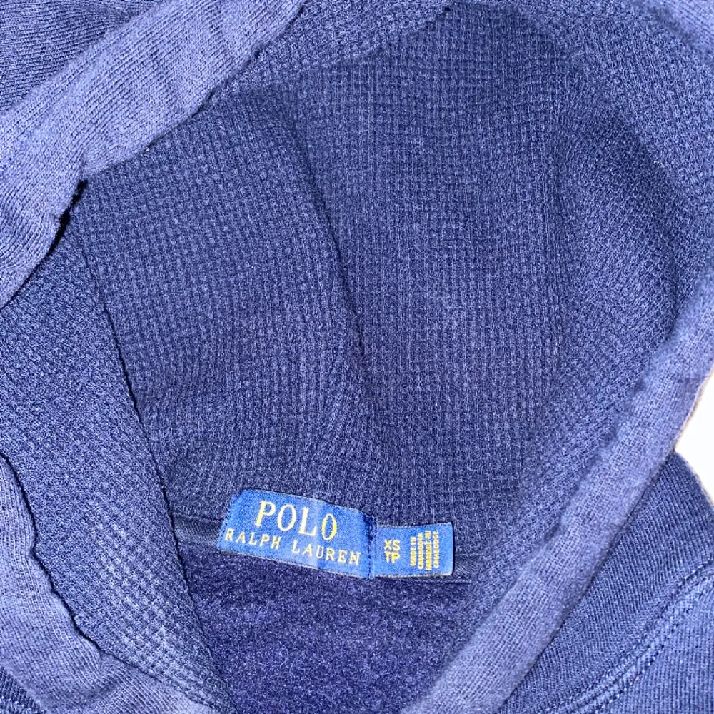 Väljer att sälja min Ralph lauren hoodie då den är mycket liten och har inte använts på ett långt tag, storleken XS. Är däremot i otroligt bra skick . Hoodies.