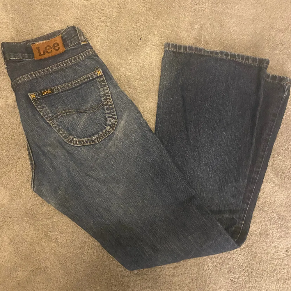 Säljer mina as snygga lågmidjade bootcut jeans från Lee i storlek 13 (xs) kan tyvärr inte ta bilder på hur de sitter på då de blivit för små på mig. Jättebra skick. Jeans & Byxor.