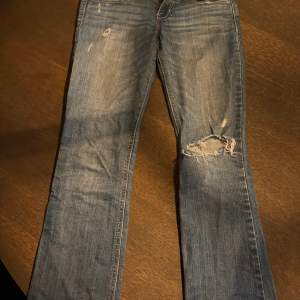 Säljer nu dessa suuuersnygga Hollister lågmidjade jeans då de tyvärr blivit för små…. Suerfint skick och sparsamt använda. Vill se hur mycket jag kan få för dessa så vill helst inte gå ner i pris.