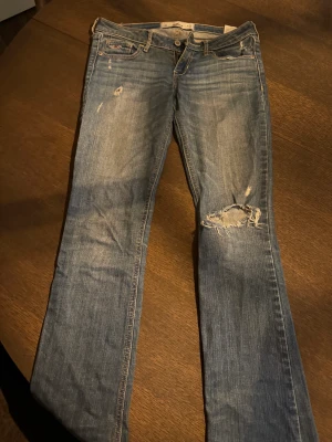 Hollister low waist jeans  - Säljer nu dessa suuuersnygga Hollister lågmidjade jeans då de tyvärr blivit för små…. Suerfint skick och sparsamt använda. Vill se hur mycket jag kan få för dessa så vill helst inte gå ner i pris.