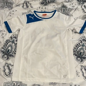 Vit träningstshirt Puma - En nöstan oanvänd vit träningstshirt från Puma i storlek 152