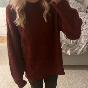 Vinröd stickad tröja  - Köpt för ca 1 år sedan men sällan använd. Ganska stor i storleken💕💘